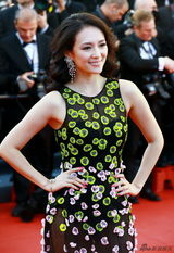 组图：章子怡黑底碎花透视装亮相 耳环耀眼