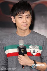 组图：林志颖挺跑车满口爸爸经 工作忙婚礼仍在商榷