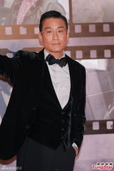 组图：梁家辉亮相金像奖红毯 举手致意