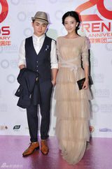 组图：时尚周年庆众星盛装 钟丽缇性感开胸