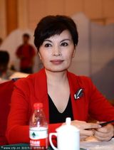 组图：宋祖英李瑞英同做公益 热烈拥抱关系熟络