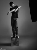 组图：吴奇隆熟男范儿登杂志封面 好男人靠伤疤养成