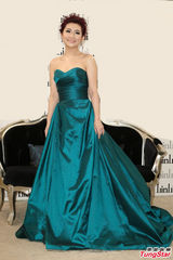 组图：Selina低胸备战金钟 不惧手臂伤疤