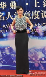 组图：阿娇(钟欣桐)镶钻裙装亮相华鼎红毯