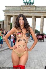 组图：艳星米凯拉街头半裸 胸前彩绘豪乳遮不住