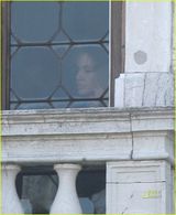 幻灯图：朱莉忙里偷闲带孩子外出尽享天伦之乐 