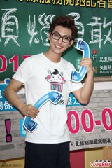 组图：炎亚纶亮相公益活动 戴黑框眼镜显斯文