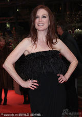 幻灯图：《孩子们没事》首映 朱丽安-摩尔黑裙性感