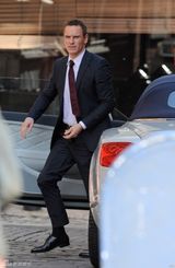 组图：电影《顾问》片场 法斯宾德西装耍帅