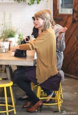 组图：斯威夫特与闺蜜出街 大长腿组合煞羡旁人