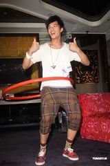 组图：东于哲台北摩铁宣传 坐裸女像脸红心跳