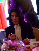 组图：关之琳穿深V礼服现身年会 萧敬腾狂吃