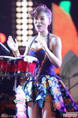 组图：丁当开唱秀电臀马达 MP脱衣湿身助阵