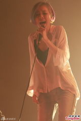 组图：歌手张悬香港开音乐会 炫彩短发超High