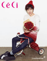 高清：朴海镇郑俊英等手持玫瑰化身情人节暖男