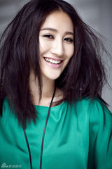 组图：曾泳醍翠绿大片混搭玩转撞色世界