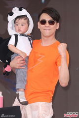 组图：陶喆骑重机车耍帅 明年暂别歌坛拍电影