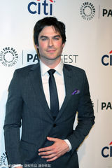 组图：《吸血鬼》妮娜印花蓝裙中门大开博眼球