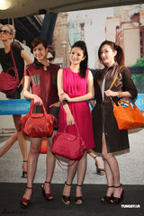 组图：安以轩桃红裙装出席代言 自曝有电影将上映