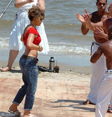 组图：詹妮弗-洛佩兹清凉装扮现身乌拉圭海滩