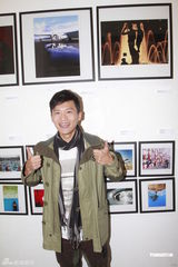 组图：创作歌手林一峰摄影作品展获赠思路吉他