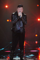 组图：周笔畅睡衣扮猫女 邓紫棋自弹自唱