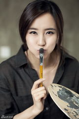 组图：王智写真笑容纯美 怡然享受绘画乐趣