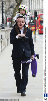 组图：英首相卡梅伦送女上学 萌娃骑爸爸肩头