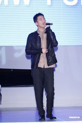 组图：黄立成黄立行兄弟档献唱 现场气氛热烈