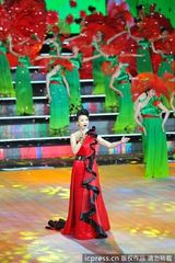 组图：董卿周涛助阵星光奖 宋祖英颁奖卖萌献唱助阵