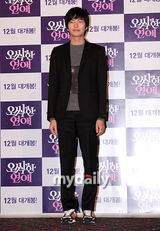 组图：孙艺珍宣传新片《见鬼》 粉红高跟鞋抢眼