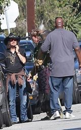 组图：约翰尼-德普穿印第安服装参加亲子活动