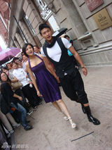 幻灯图：陆毅潮装现身街头 携妻子鲍蕾逛名店 