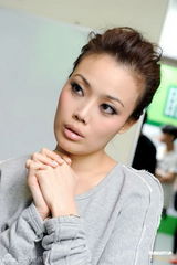 组图：容祖儿录《劲歌金曲》清纯亮相宛若邻家女孩