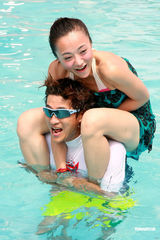 高清图：众嫩模泳装亮相夺人眼球 玩水不担心走光