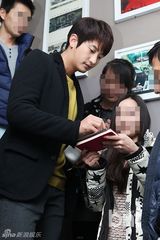 组图：朴施厚《香气》曝花絮 吃盒饭被簇拥