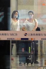 组图：那英携众助理坐高铁来沪 打扮简约低调