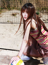 组图：任珈锐荒岛热辣上演沙滩律动风情