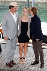 组图：《杀戮》发布会 温丝莱特仪态万方男星献吻