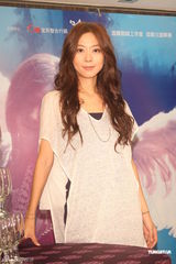 组图：陈绮贞演唱会加场顺利落幕 开香槟庆功