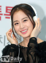 组图：金泰熙甜美站台 V领透视裙小秀性感