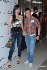 甄子丹夫妇秀恩爱 谢婷婷称与霆锋失去联系(图)