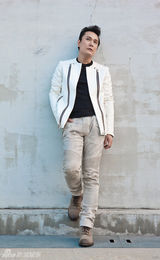 组图：张信哲“空出来的房间”北京个唱宣传照