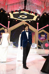 组图：众星冬夜闪耀时尚大典 倪妮甜美梁静霸气