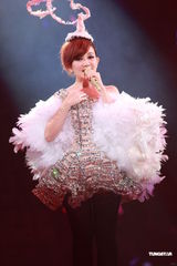 组图：梁静茹银白短裙开唱 送亲笔签名纸飞机