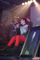 组图：张信哲睽违七年台北开唱 邀萧煌奇尬美声