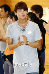 组图：神起金俊秀音乐剧公开彩排 全情投入表演