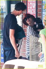 组图：“生活大爆炸”卡蕾-措科交新男友 甜蜜外出打网球