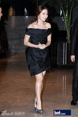 组图：韩星李珉廷秀香肩 泫雅等出席活动