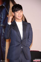 高清组图：金秀贤台湾会粉丝 帅气亮相讲台语